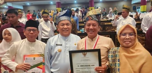 Plt Gubri Serahkan Penghargaan Para Pejuang Riau