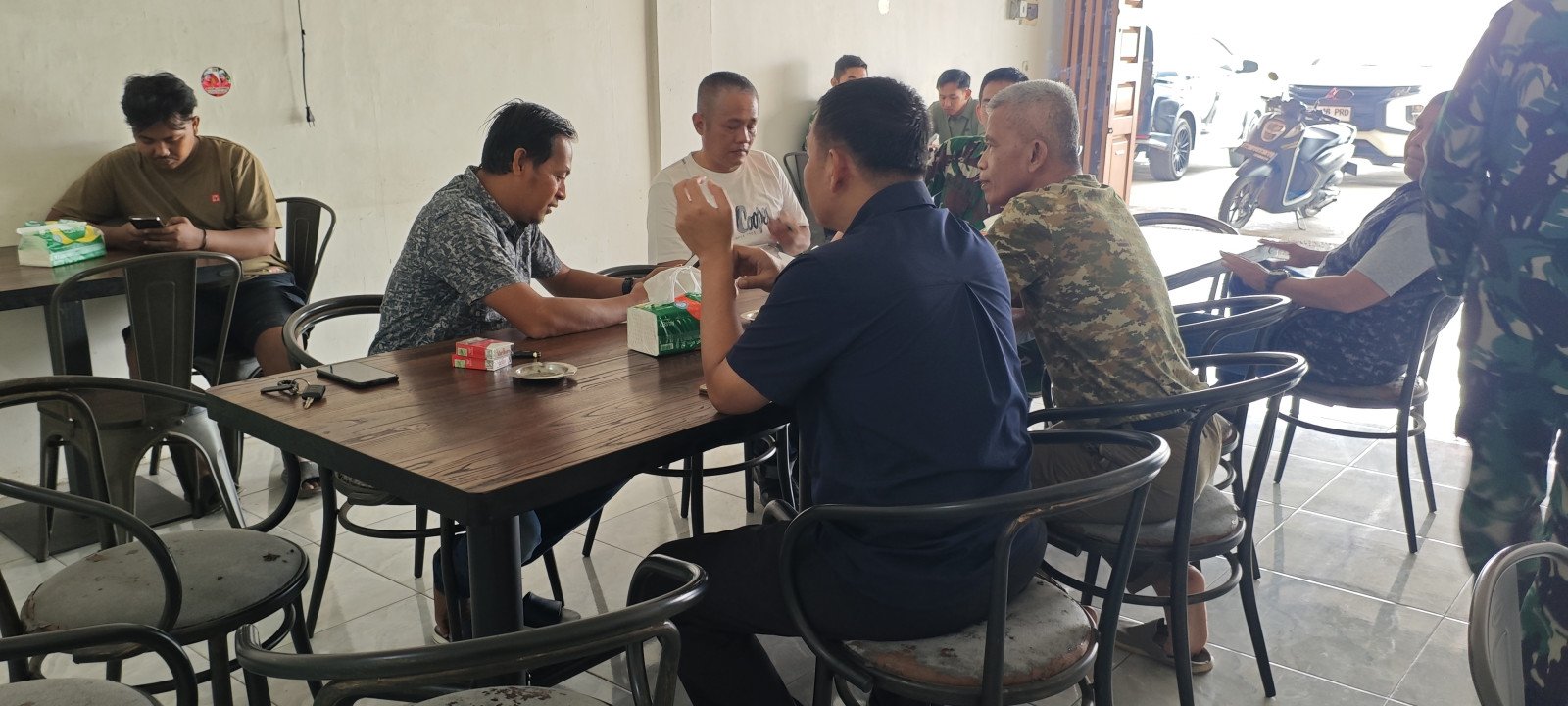 Ngopi Bareng Tim Penyuluh Mabes TNI bersama Insan Pers Bahas Karhutla