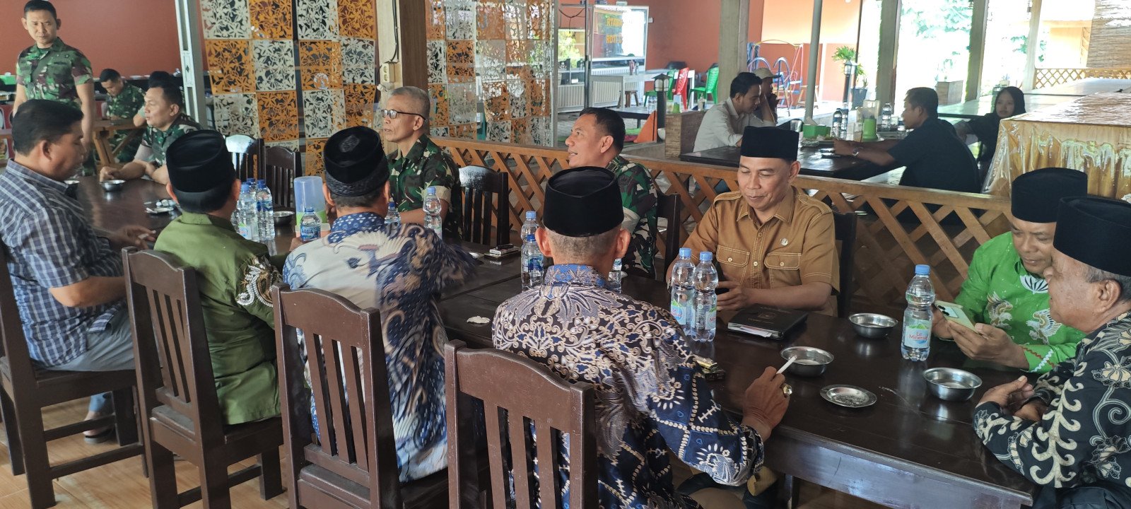 Dialog Tim Mabes TNI Bersama Tomas dan Datuk Bahas Karhutla di Sinambek