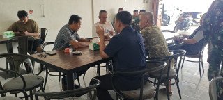 Ngopi Bareng Tim Penyuluh Mabes TNI bersama Insan Pers Bahas Karhutla