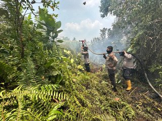 Tim Gabungan Kembali Padamkan dan Dinginkan Karhutla di Sungai Sembilan
