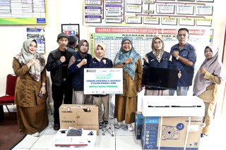 Pelindo Regional 1 Dumai Serahkan Sarana Belajar ke SD Negeri 11