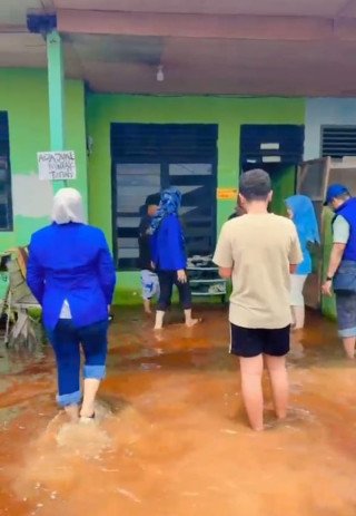 PAN Dumai Bagikan Nasi Bungkus di Tengah Banjir