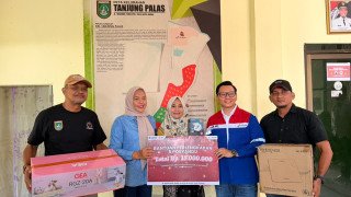 Pertamina Kilang Dumai Salurkan Alat Kesehatan dan Buku Bacaan Anak